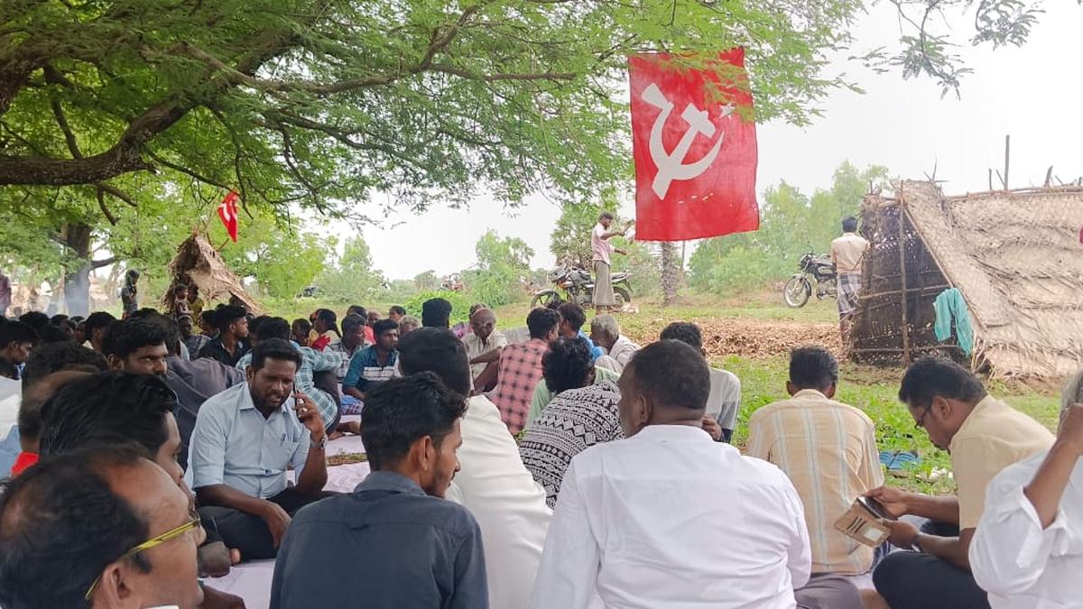 CPI(M) cadre, dalits in Sirkali stage ‘occupy poramboke land’ protest